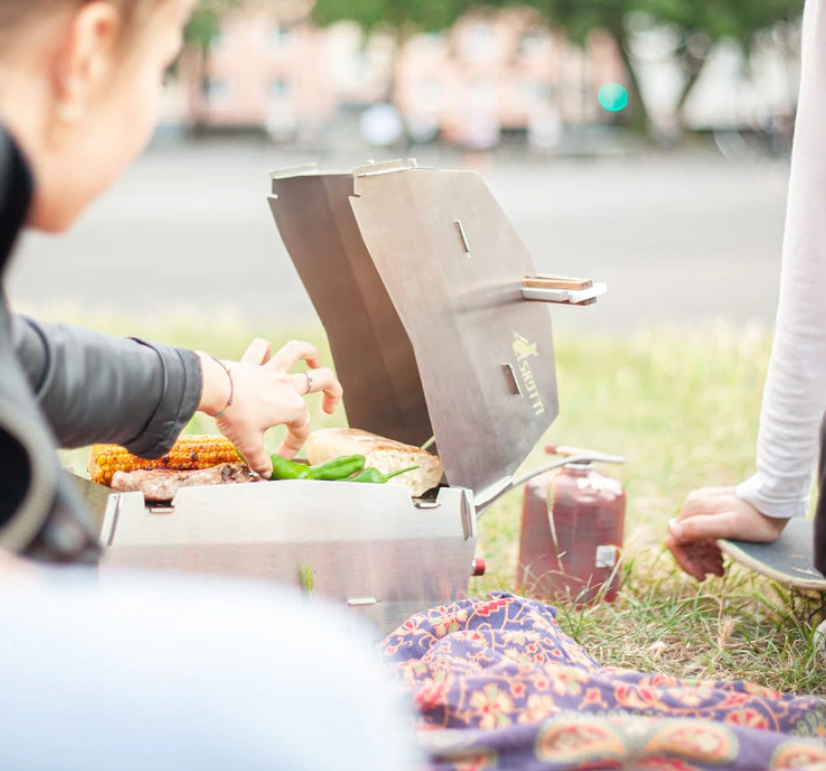 SKOTTI Grill grills delicious meat and veggies in the park