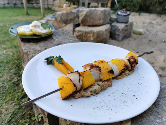 Grilled chicken skewers with mango and curry lentils